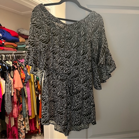 Off the shoulder green & white Express romper, size M - Picture 1 of 5